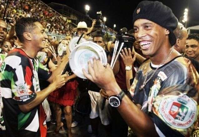 Em prisão domiciliar, Ronaldinho Gaúcho aparece em live de samba