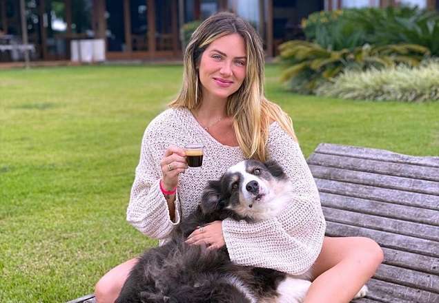 Grávida, Giovanna Ewbank surge dançando com barriguinha de fora