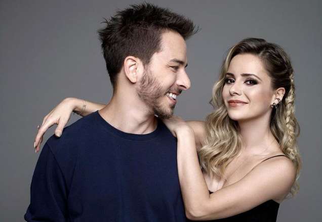 Sandy e Junior relembram foto de infância e fãs especulam live show