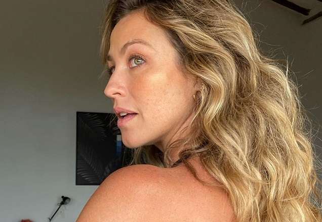 De biquíni, Luana Piovani aproveita quarentena para se bronzear