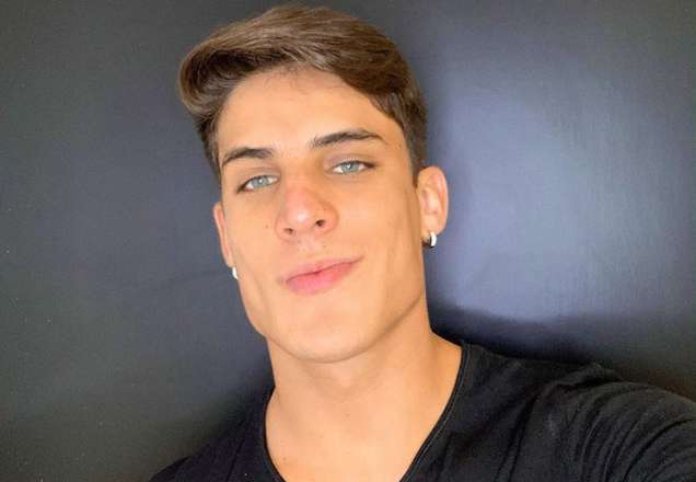 Namorado da mãe de Neymar ostenta boa forma ao relembrar foto