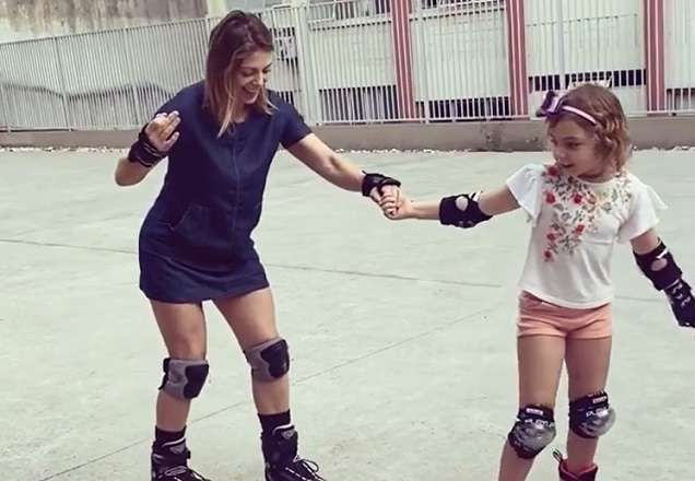 Sheila Mello cria coragem e aprende a andar de patins com a filha