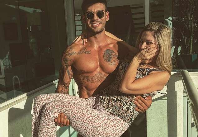 Aos 44, mãe de Lucas Lucco choca com antes e depois