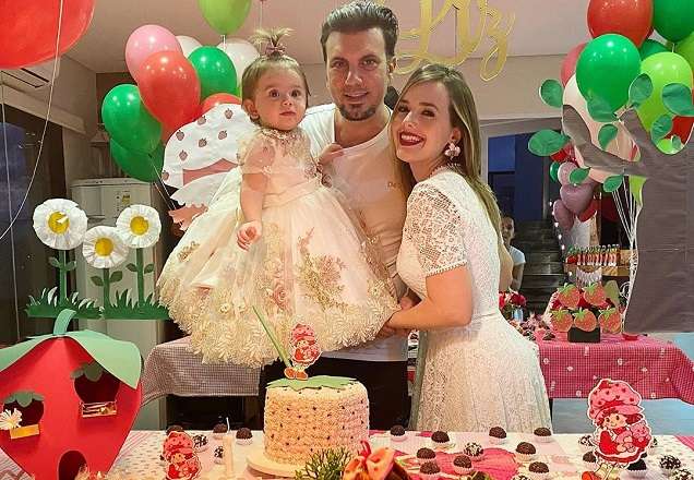 Thaeme festeja um ano de Liz com releitura de festa; veja fotos