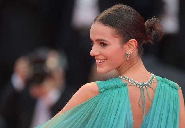Bruna Marquezine responde seguidora que a chamou de nojenta e citou Neymar