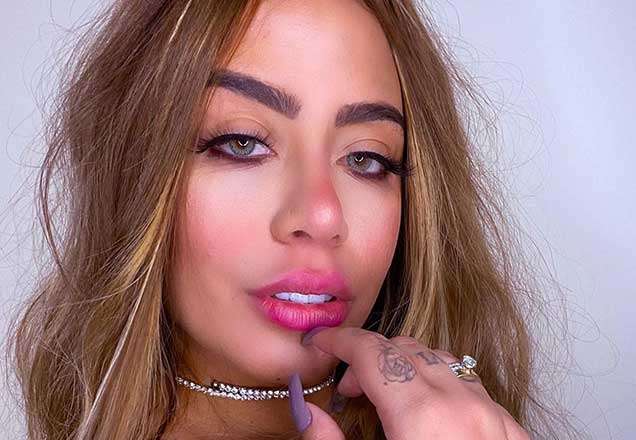 Rafaella Santos posta foto de biquíni tomara que caia e corpão chama atenção