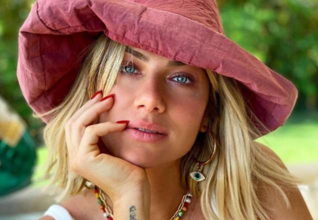 Giovanna Ewbank, que espera filho com Bruno Gagliasso, aparece de biquíni curtindo dia de sol