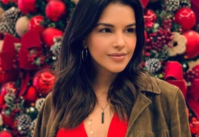 Em praia, Mariana Rios aparece só com parte de baixo do biquíni e arranca suspiros; veja