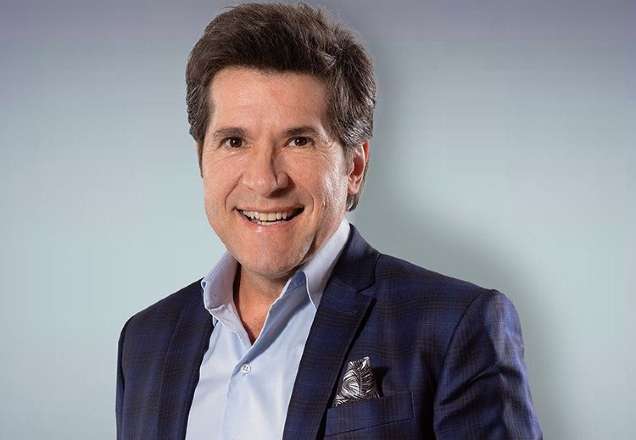 Aos 51 anos, cantor Daniel surge sem camisa para anunciar live