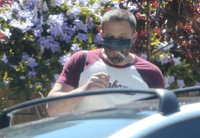 Ben Affleck surge fumando enquanto usa máscara de proteção