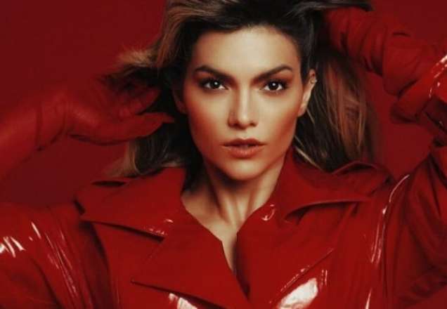 Kelly Key celebra live e usa camisa "histórica" para agradecer fãs