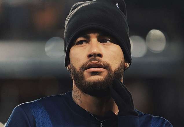 Show? Neymar surge com violão e `anuncia` live: "Real ou fake?"
