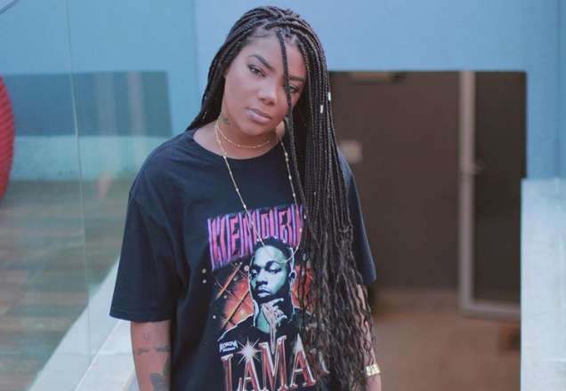 Nova moda? Ludmilla usa biquíni com meia e tênis