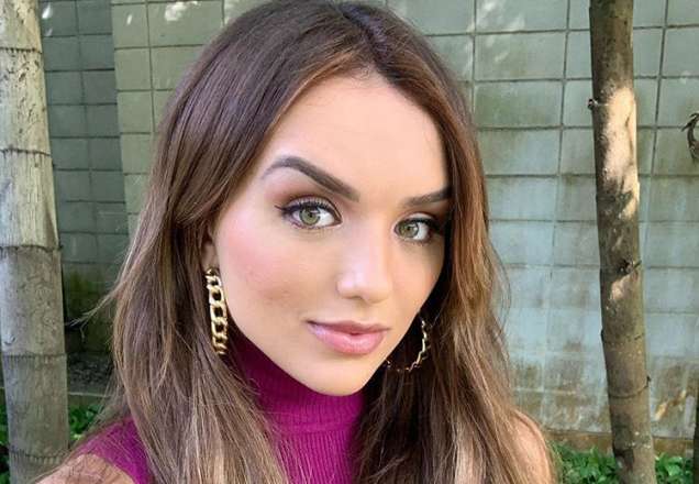 Rafa Kalimann faz desafio da farinha com a família
