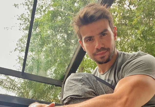 Mariano renova o bronze em dia de sol na piscina