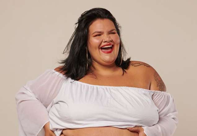 Nua, Thais Carla posta foto segurando a filha e fala sobre empoderamento