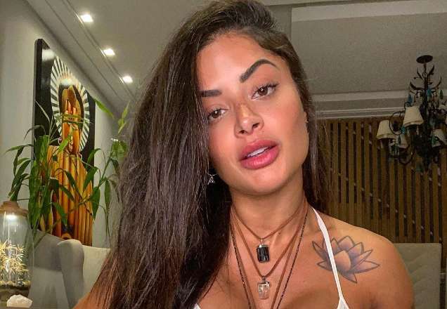 Aline Riscado posa de costas, exibe bumbum redondo e dispara: "Os cocos são falsos"