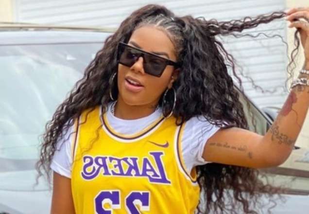 Ludmilla aparece em foto apenas com parte de baixo do biquíni