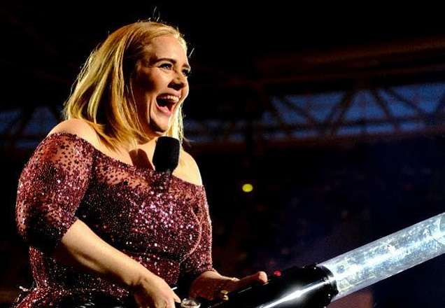Adele surge magérrima e fica irreconhecível; veja antes e depois