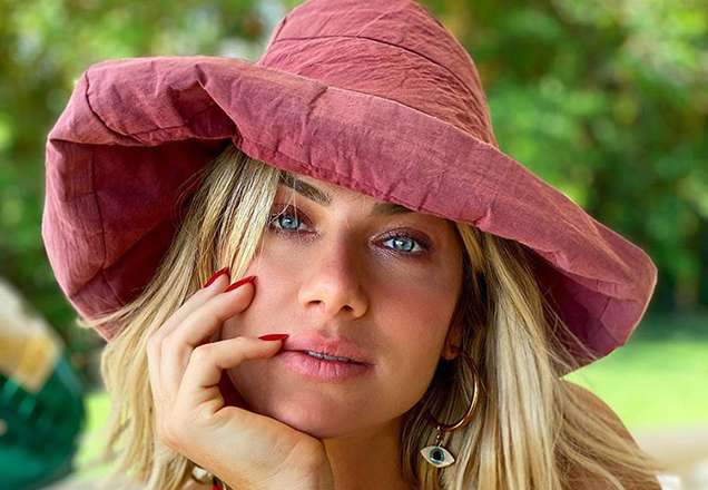 Giovanna Ewbank posa ao lado de Bruno Gagliasso e se declara ao marido