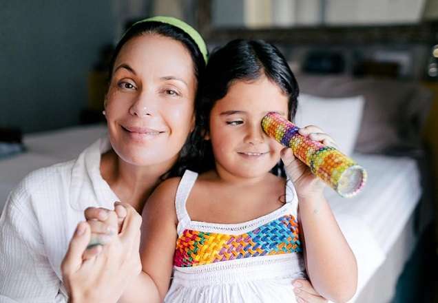 Carolina Ferraz comemora cinco anos de filha mais nova