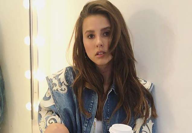 Paulina Goto aparece usando apenas shorts e flores e encanta fãs