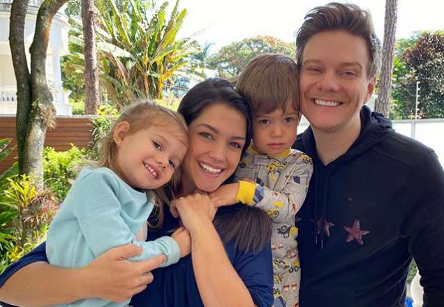 Thais Fersoza recebe surpresa de Michel Teló e filhos