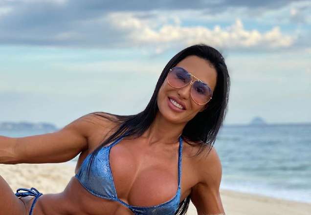 Você consegue? Gracyanne Barbosa faz abertura de cabeça para baixo