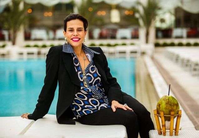 Socialite quebra quarentena e deixa hotel com a polícia
