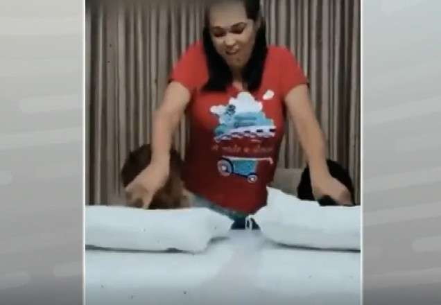Mulher enfia a cara de cachorrinhos na farinha e gera revolta
