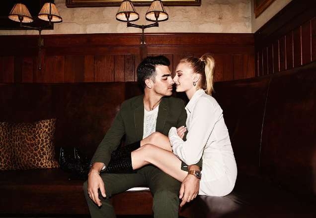 Bebê chegando! Sophie Turner surge com barrigão ao lado do marido Joe Jonas