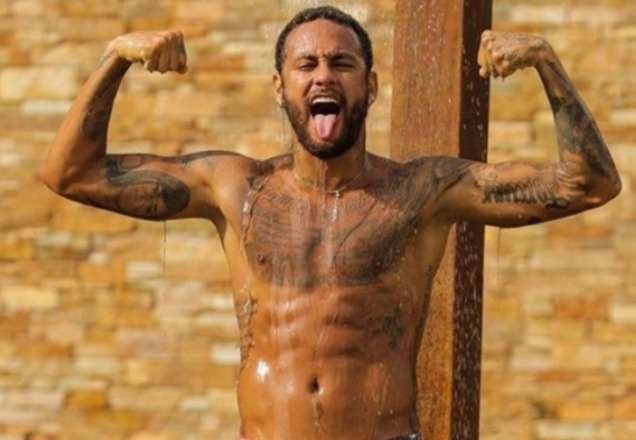 Neymar fura quarentena e recebe amigas em mansão, diz colunista