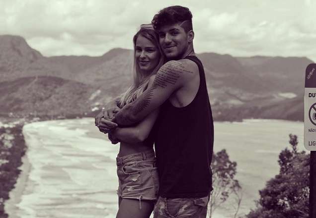 Gabriel Medina surge surfando ao lado de Yasmin Brunet
