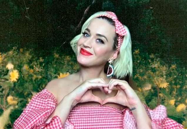 De vestido esvoaçante, Katy Perry exibe barrigão em cachoeira