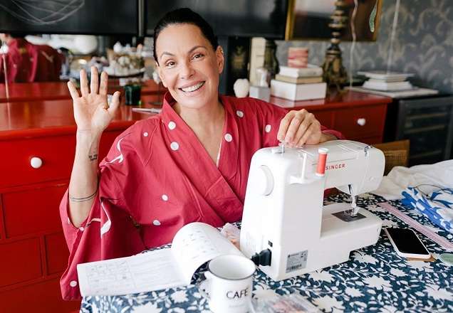 Carolina Ferraz compra máquina de costura para produzir e doar máscaras