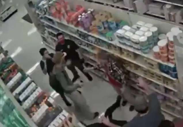 Cliente sem máscara de rosto quebra o braço de segurança; vídeo