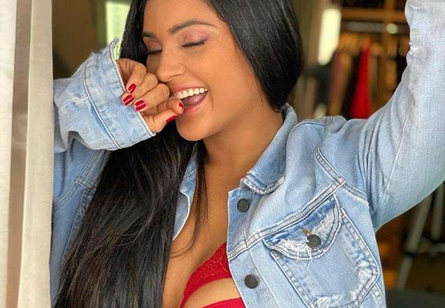Mileide Mihaile posta foto dando beijão no novo namorado e faz declaração