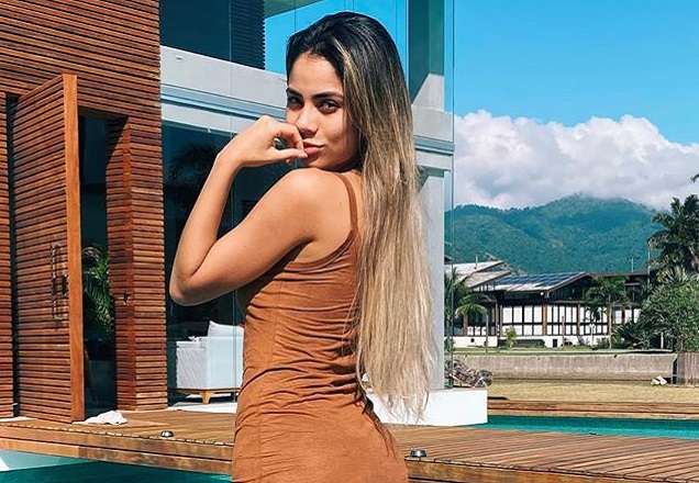 Lexa ostenta corpão e impressiona com barriga sarada