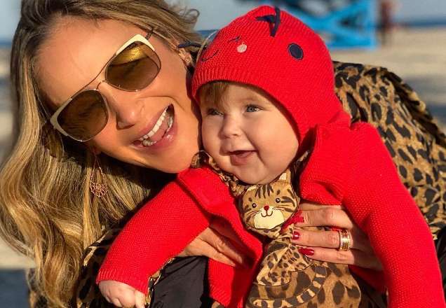 Filha de Claudia Leitte brinca de esconde-esconde e dá sorrisão "ao ser encontrada"