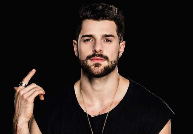 Em seu apartamento de luxo, Alok passa o dia agarradinho ao filho Ravi