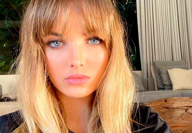 Giovanna Chaves posa de toalha curtindo vista paradisíaca