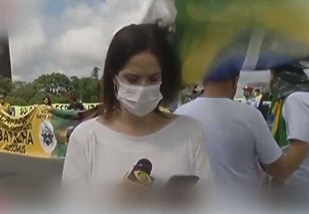 Repórter leva "bandeirada" na cabeça durante manifestação