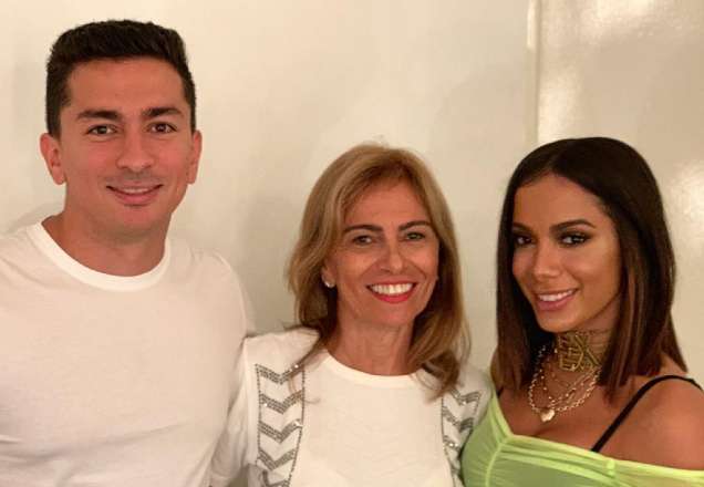 Anitta compra apartamento em frente à praia para a mãe, e passa a morar sozinha