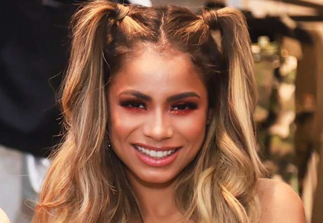 Lexa deixa bumbum à mostra ao posar de biquíni na piscina