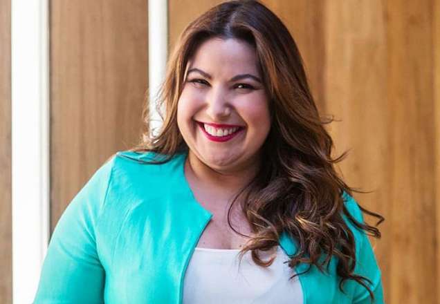 Mariana Xavier surge sorridente em foto de lingerie