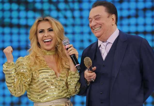 Pequena cantora se emociona ao cantar com Joelma