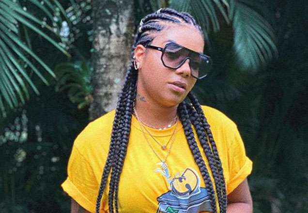 Ludmilla aparece sem camiseta, com short de couro e monta look ousado