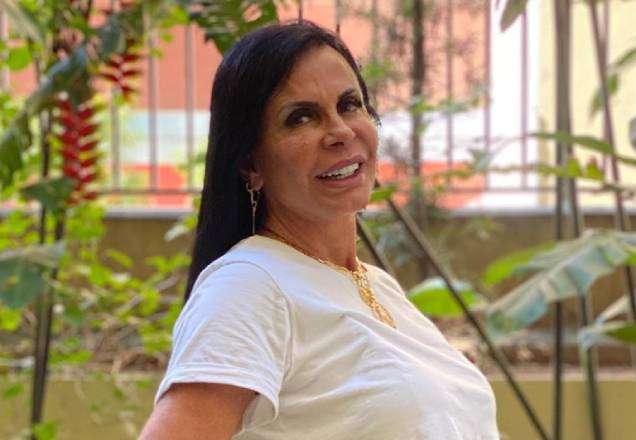 De volta à França, Gretchen vai à praia e mostra local cheio