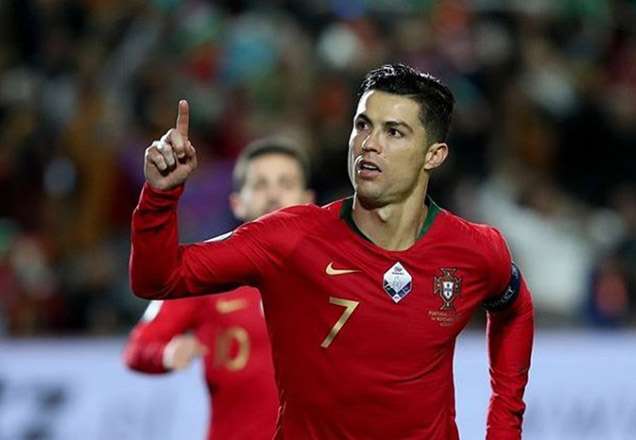 Cristiano Ronaldo surge com visual diferentão e divide opiniões: "Aprovado?"