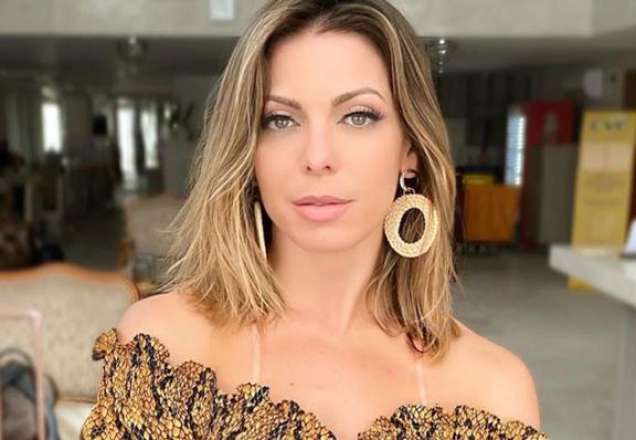 Sheila Mello posa agarradinha com o namorado e se declara para ele